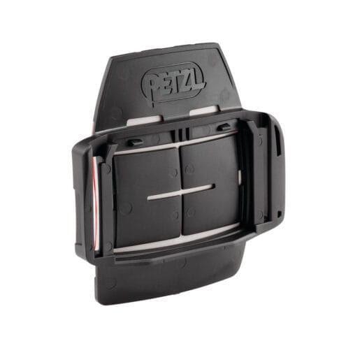 Adapter i svart för montering av pannlampa på hjälm.