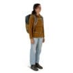 en kvinna bär Osprey Nebula 32 L vardagsryggsäck (unisex)