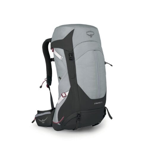 Osprey ryggsäck i modellen Stratos 36 i ljusgrå och svart.