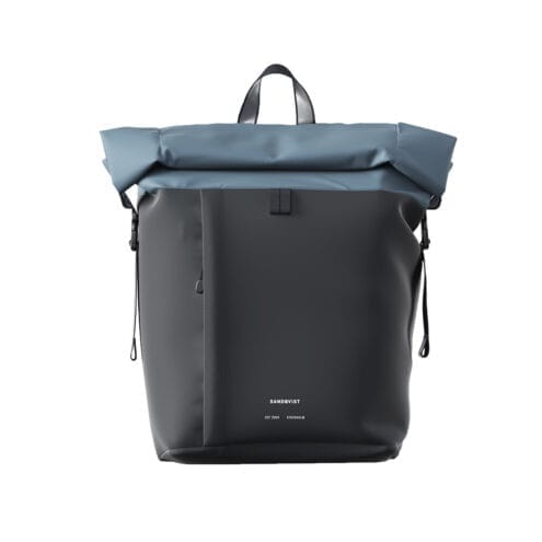 Svart/blå ryggsäck med roll top från Sandqvist Konrad.