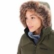 Modell med uppfäld luva i Marmot Montreaux Coat dunkappa (dam)