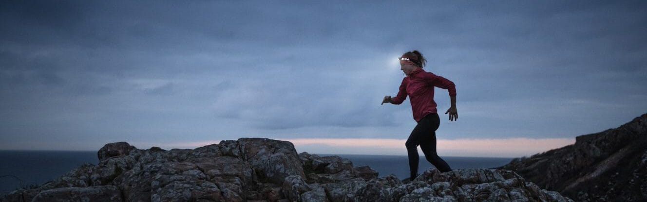 Kvinna som löper med Silva pannlampa.