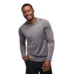 Man som bär Black Diamond Lightwire Long Sleeve Tech Tee i steel grey