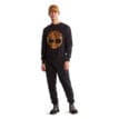 Man som bär Timberland Tree Logo Sweatshirt.