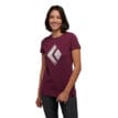 Kvinna som bär Black Diamond Chalked Up Tee T-shirt i färgen blackberry