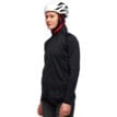 Kvinna som bär mellanlager från Black Diamond Factor Hoody svart med hjälm