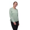 Kvinna som bär Black Diamond Lightwire LS Tech Tee i foam green
