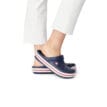 Person som bär Bekväma tofflor från Crocs Crocband Clog i färgen navy