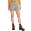 Kvinna som bär Marmot Women's Kodachrome Shorts 5 vetiver