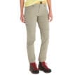Kvinna som bär Marmot Women's Mountain Active Pant byxor i färgen vetiver