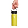 En person som håller Hydro Flask Coffee Flex Sip termos 16oz / 473 ml