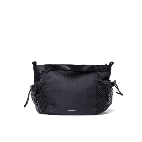 sandqvist Stevie bag i svart framifrån