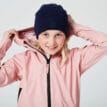 En flicka har på sig Tretorn Kids Packable rainset