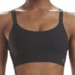 En svart Adidas Scoop Lounge Bra på en modell