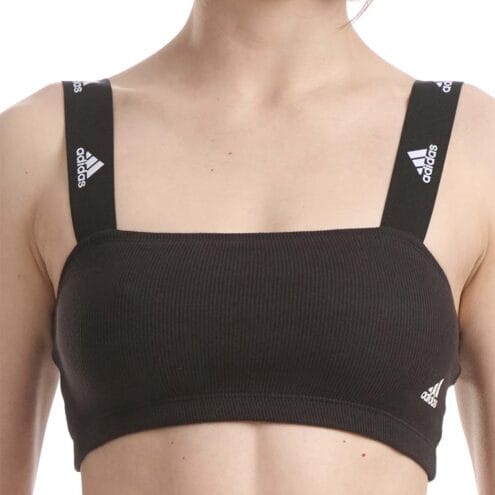 En skön Adidas Bandeau träningstopp (dam) på en modell