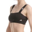Adidas Bandeau träningstopp (dam) snett framifrån på en modell