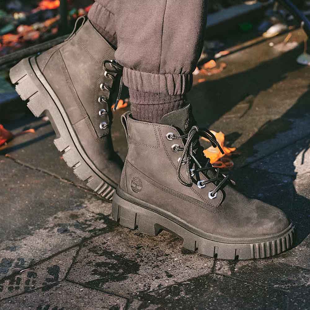 en modell bär Timberland Greyfield läderkängor (dam) utomhus