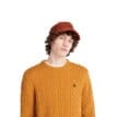 Timberland Phillips Brook lambswool cablecrew sweatshirt (herr) på en modell som tittar in i kameran