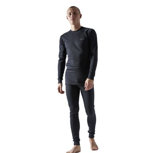 Ett varmt och skönt Craft Core Dry Baselayer Set för män på en modell i färgen svart