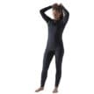 Otroligt varm Craft Core Warm Baselayer Set långkalsonger med tröja (dam) på en modell i färgen black