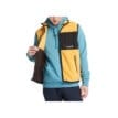 En modell som bär Timberland Outdoor Archive Vest fleeceväst (herr) och visar snyggt innerfoder