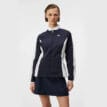 funktionell och bekväm J.Lindeberg Thorine Jacket vindjacka (dam) på en modell