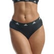 Ett par snabbtorkande, bekväma Adidas Bikinitrosa 3-pack (dam) på en modell
