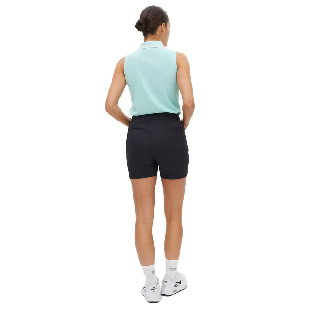 baksida av snygga Röhnisch Lightstretch Shorts träningsshorts (dam) på en modell