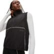 En praktisk och ventilerande Röhnisch Lightweight Running Vest (dam) på modell