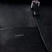 Logga och spänne på En Sandqvist Antonia Leather 15L i högkvalitivt läder med snygga detaljer