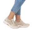 En modell bär dem sköna Rieker 48101-60 sneakers (dam)