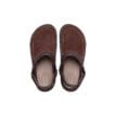 ett par bruna Crocs Yukon Vista II LR Clog (unisex)