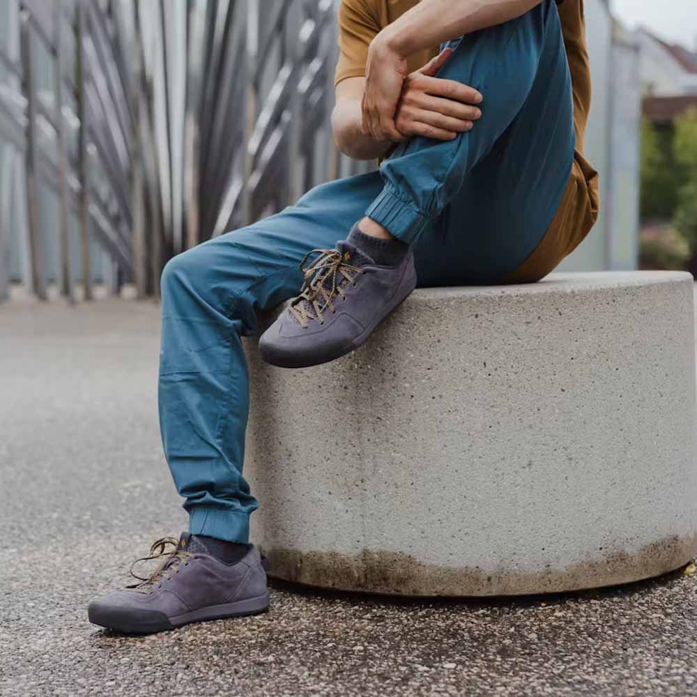 bekväma Black Diamond Notion Pants friluftsbyxor (herr) - 2024 på en modell med klätterskor