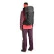 En modell har Ortovox Peak 32L S vandringsryggsäck (unisex) på sig