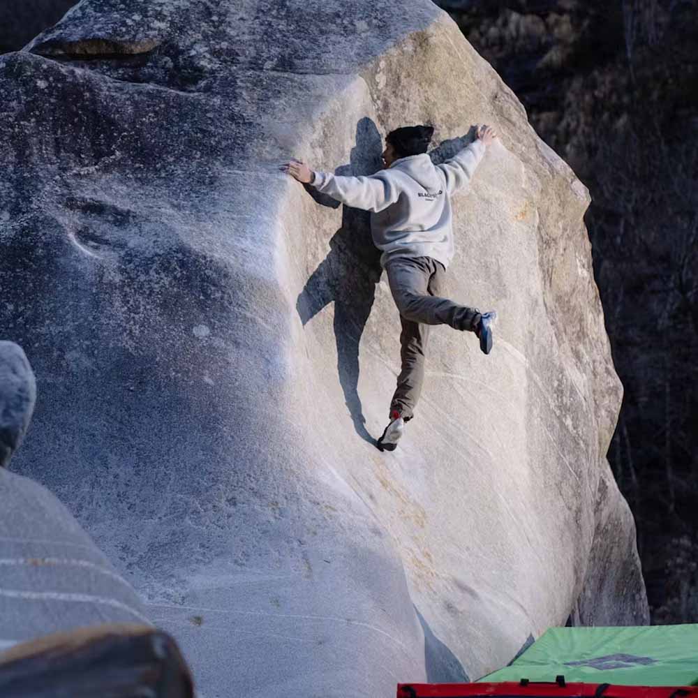 bekväma Black Diamond Notion Pants friluftsbyxor (herr) - 2024 på en modell som klättrar