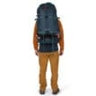 Osprey Farpoint Trek 55L vandrings och reseryggsäck (herr) bakifrån - på en modell