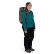 en dam bär en Osprey Sportlite 30 dagsryggsäck (unisex)