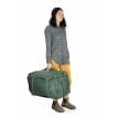 en person bär en Osprey Sojourn™ Wheeled Travel Pack 60L resväska (unisex)