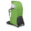 Osprey Poco 24L barnbärstol (unisex)med ett regnskydd över sig