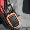 walkie talkie i en Soelden Pro E2 Airbag Pack 32 lavinryggsäck (herr)