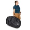 en kvinna bär Osprey Transporter Duffel 150L (unisex)