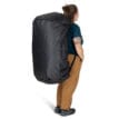 Osprey Transporter Duffel 150L (unisex) på en kvinnas rygg
