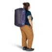 Osprey Transporter Duffel 40L (unisex) på en kvinnlig modell