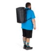 en manlig modell bär Osprey Transporter Squffel 44L resväska (unisex)
