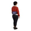 en kvinnlig modell har på sig Osprey Transporter Waist Pack midjeväska (unisex)