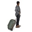 en kvinnlig modell håller i Osprey Transporter Wheeled Duffel 40L resväska (unisex)