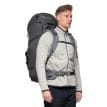 Bergans Trollhetta V5 95L ryggsäck (unisex)på en manlig m,odell