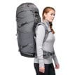 Bergans Trollhetta V5 95L ryggsäck (unisex) på en kvinnlig modell