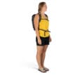 Kvinna som bär Osprey Daylite Cinch 15 L ryggsäck