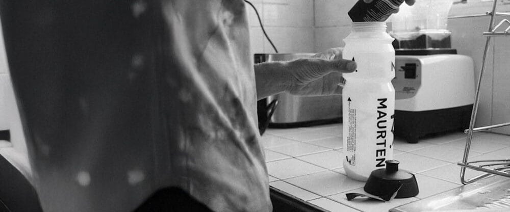 Person som använder Maurten Water Bottle vattenflaska